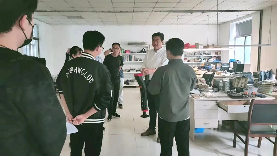 濟寧市制造強市建設指揮部督導組到科電儀器督導攀登企業實施項目情況