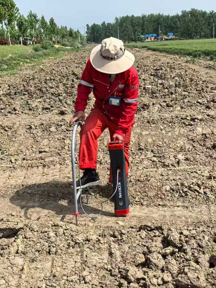 埋地管道防腐層探測儀使用現(xiàn)場